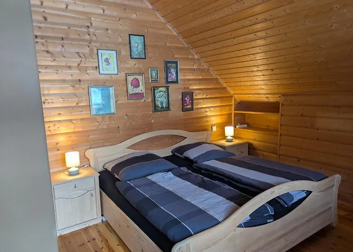 Idyllisches Holzhaus Im Gruenen